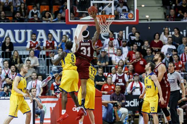 凭借坚定的 凭借坚定的